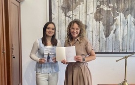 1. Od lewej uczennica Julia Masłowska, Dyrektor I LO Ewelina Szymczyk-Krzemińska