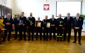 02 Wręczenie dyplom&oacute;w i puchar&oacute;w przez Starostę Buskiego oraz Radnych Rady Powiatu dla przedstawicieli zwycięskich drużyn OSP w kategorii męskich drużyn pożarniczych Świniary, Zbludowice i Solec-Zdr&oacute;j