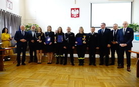 01 Wręczenie dyplom&oacute;w i puchar&oacute;w przez Starostę Buskiego oraz Radnych Rady Powiatu dla przedstawicieli zwycięskich drużyn OSP w kategorii kobiecych drużyn pożarniczych Nowy Korczyn, Kik&oacute;w, Tuczępy