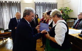 03 Wręczenie dyplomu dla Koła Gospodyń Wiejskich i Gospodarzy w Gnojnie