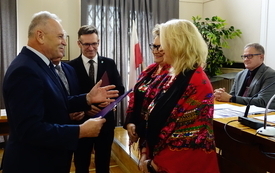 02 Wręczenie dyplomu dla Koła Gospodyń i Gospodarzy Wiejskich w  Młynach