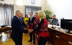 01 Wręczenie dyplomu dla Koła Gospodyń i Gospodarzy Wiejskich w  Młynach
