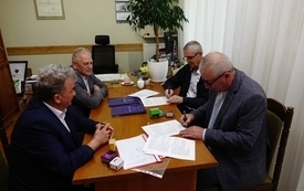 02 Ze strony Wykonawcy umowę podpisują: Dariusz Musiał Prezes Zarządu oraz Mirosław Stępień Zastępca Prezesa Zarządu