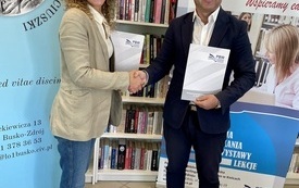 3. Uścisk dłoni, od lewej Dyrektor I LO Ewelina Szymczyk-Krzemińska, Dyrektor Pedagogicznej Biblioteki Wojew&oacute;dzkiej Piotr Kisiel