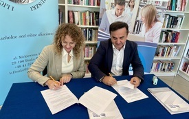 2. Podpisanie umowy, od lewej Dyrektor I LO Ewelina Szymczyk-Krzemińska, Dyrektor Pedagogicznej Biblioteki Wojew&oacute;dzkiej Piotr Kisiel