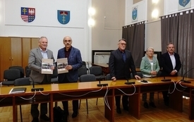 02 Na zdjęciu od lewej Jerzy Kolarz Starosta Buski, Mirosław Szczukiewicz Przedsiębiorstwo Rob&oacute;t Inżynieryjnych FART Sp. z o.o. w Kielcach, Krzysztof Tułak Dyrektor Powiatowego Zarządu Dr&oacute;g w Busku &ndash; Zdroju, Teresa Krupska Radna Rady Powiatu, Tadeusz Jewiarz Radny Rady Powiatu