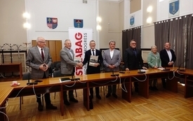 03 Uścisk dłoni po podpisaniu umowy