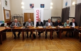 02 Na zdjęciu od lewej Wiesław Skop Przewodniczący rady Powiatu, Jerzy Kolarz Starosta Buski, Grzegorz Sarnecki STRABAG Sp. z o.o. w Pruszkowie, Stanisław Klimczak Wicestarosta Buski, Krzysztof Tułak Dyrektor Powiatowego Zarządu Dr&oacute;g w Busku &ndash; Zdroju, Teresa Krupska Radna Rady Powiatu, Tadeusz Jewiarz Radny Rady Powiatu