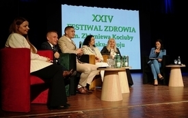 013 Panel dyskusyjny, głos zabiera Irena Sobieraj