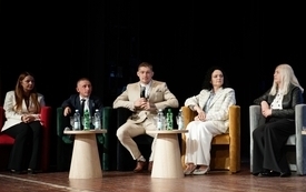 011 Panel dyskusyjny, przy mikrofonie Wiktor Skiba