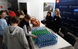 068a Uczestnicy konferencji częstują się naturalną wodą mineralną Buskowianka-Zdr&oacute;j oraz jabłkami
