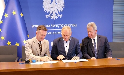 Wstęp do artykułu: Podpisanie umowy, na zdjęciu od lewej Andrzej Lasak Urzędujący Członek Zarządu, Jerzy Kolarz Starosta Buski, Józef Bryk Wojewoda Świętokrzyski