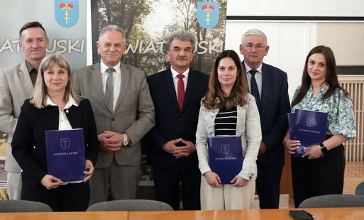 Foto zajawka - przedstawiciele stowarzyszenia Daj Dziecku Nadzieję oraz Członkowie Zarządu