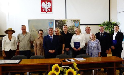 Zajawka do artykułu - Przedstawiciele Stowarzyszeń po podpisaniu umów