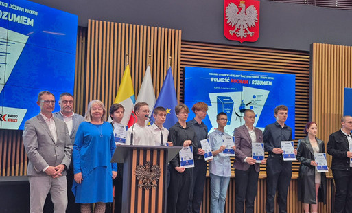 Foto-zajawka: Uczestnicy konkursu w Urzędzie Marszałkowskim z Kuratorem Oświaty 