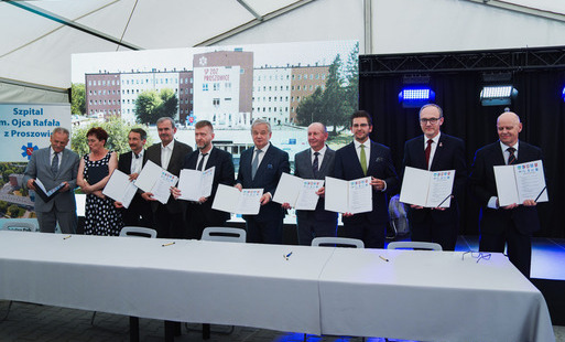 Foto-zajawka: Sygnatariusze podczas podpisywania porozumienia