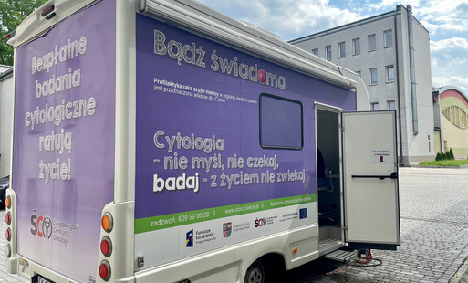 Bus na terenie I LO, w którym pobierano krew do badań