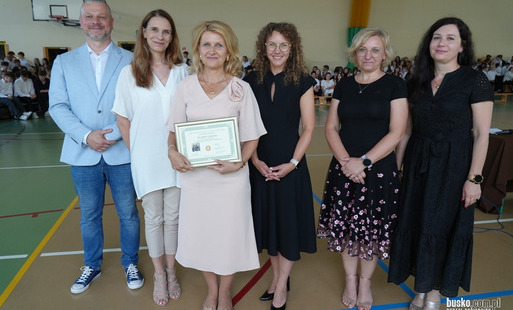 Foto-zajawka: Od lewej - Przewodniczący Rady Rodziców I LO Karol Kurasiński, Wiktoria Wieloch, Jolanta Łukasik, Dyrektor I LO Ewelina Szymczyk-Krzemińska, fot. busko.com.pl