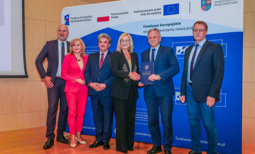 Foto-zajawka: Sygnatariusze podczas podpisywania umowy