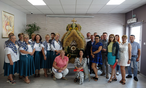 Zwycięski wieniec z miejscowości Kargów-Brzozówka, gm. Tuczępy z przedstawicielami KGW, Komisji konkursowej i Gminy