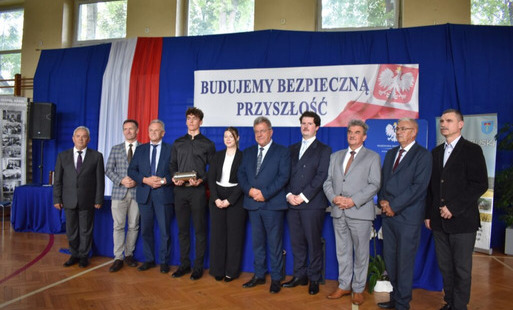 Wprowadzenie do artykułu - zaproszeni goście na uroczystość podpisania aktu erekcyjnego na budowę budowli ochronnej