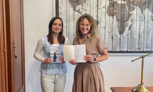 Fotozajawka - uczennica Julia Masłowska i Dyrektor I LO Ewelina Szymczyk-Krzemińska