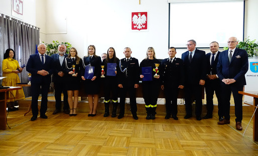 Fotozajawka - pamiątkowe zdjęcie z reprezentantami drużyn kobiecych