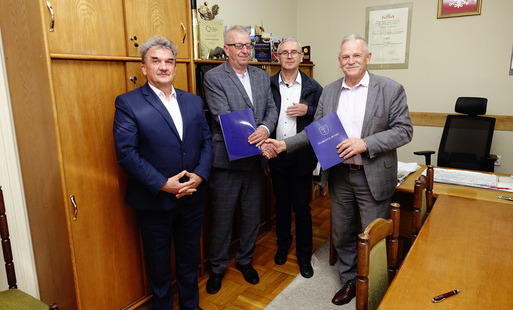 Na zdjęciu od lewej: Stanisław Klimczak Wicestarosta Buski, Dariusz Musiał Prezes Zarządu Spółdzielni Rzemieślniczej w Busku-Zdroju, Mirosław Stępień Zastępca Prezesa Zarządu, Jerzy Kolarz Starosta Buski