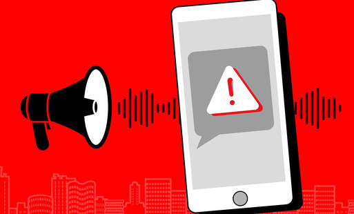 Wstęp do artykułu - grafika ilustrująca symbole alertów: syrenę i ostrzeżenie w smartfonie