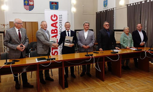 Wstęp do artykułu - podpisanie umowy